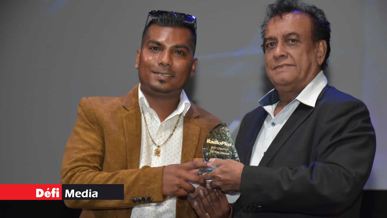 Christian Nayna, président d’AVS Cinematography, remet le Best Creative Tik Tok Award à Mayur Rughoo. Compétition Tik Tok de Radio Plus