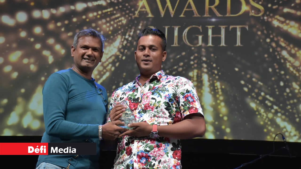 Nitish Seedan a reçu le prix du Best Bollywood Tik Tok Award des mains de Vikram Jootun, directeur de la Mauritius Film Development Corporation. Compétition Tik Tok de Radio Plus