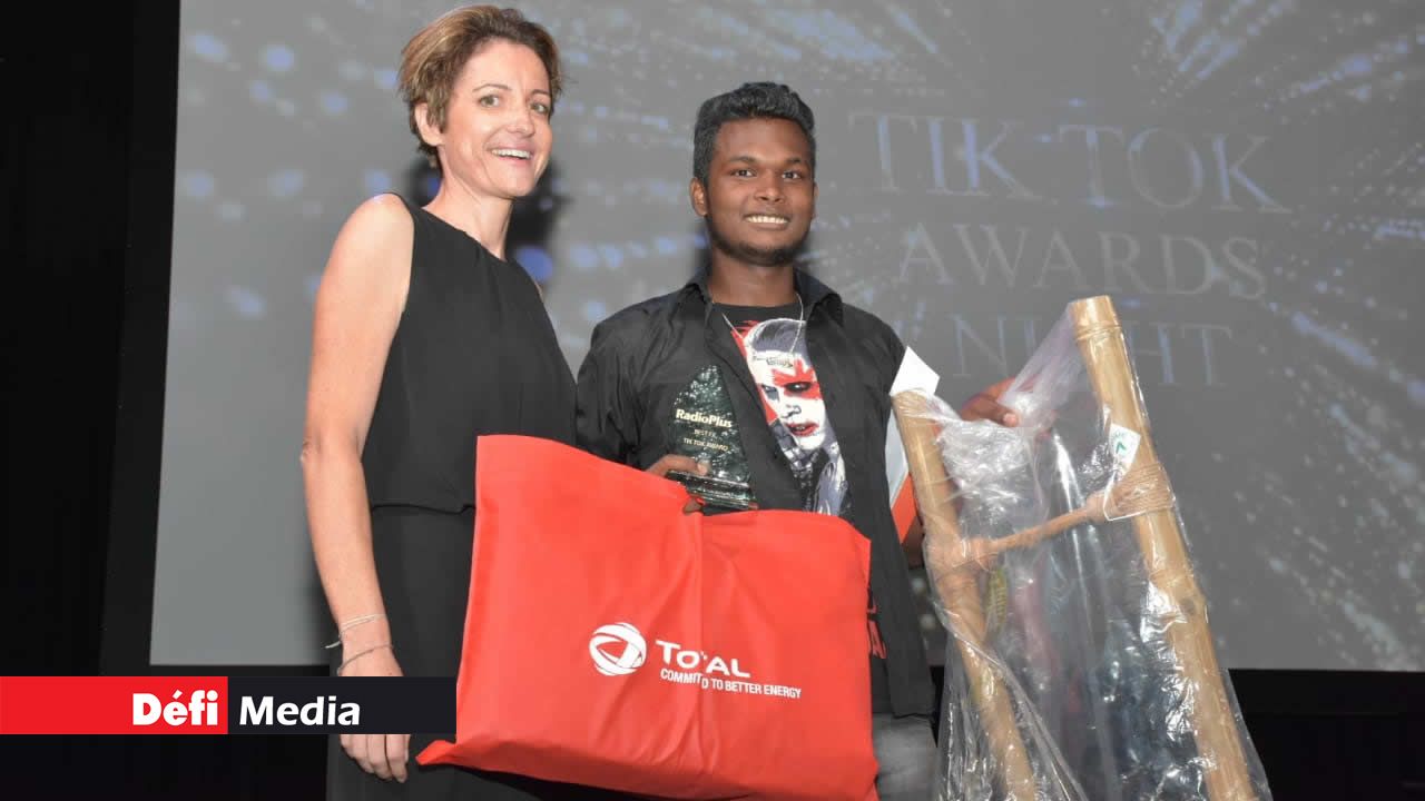 Patricia Buisson-Hays-Narbonne, directrice générale de Total Mauritius, offre le Best Fx Tik Tok Award à Yash Soochit. Compétition Tik Tok de Radio Plus