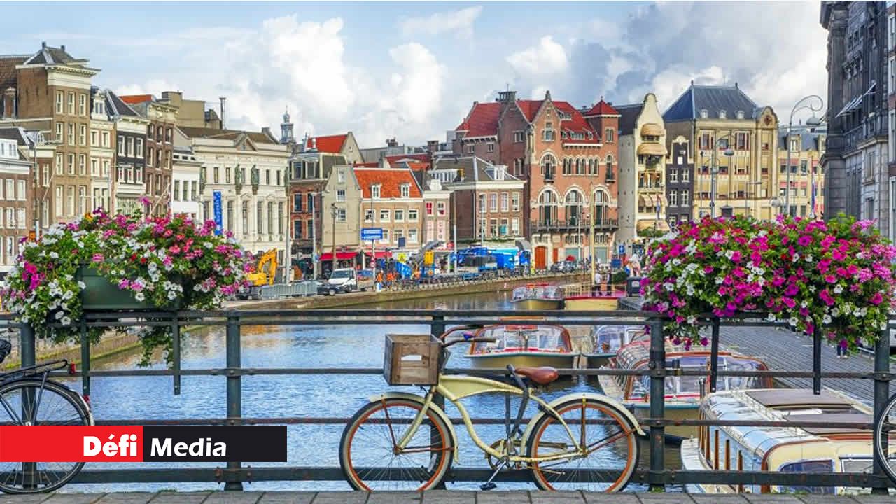 Amsterdam est unique en son genre ! Admirez les bâtiments historiques, les beaux musées et vivez l’ambiance conviviale. Faites un tour en bateau sur les canaux, promenez-vous dans le parc Vondelpark et faites du shopping dans la vieille ville. Évasion