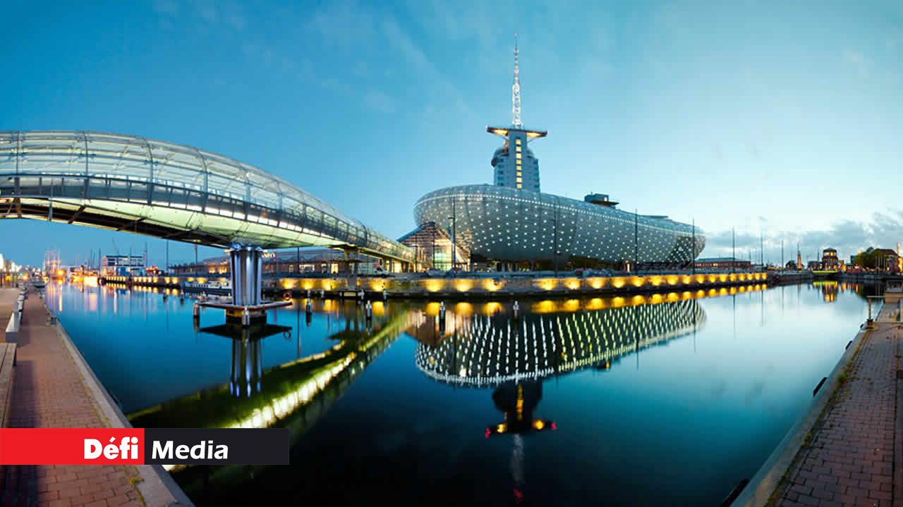 Avec ses 115 000 habitants, Bremerhaven arbore de multiples facettes : portuaire, moderne, chic, commerciale, industrielle, professionnelle, familiale… On y trouve un peu de tout et les zones d’intérêt ... peuvent toutes être atteintes à la marche. Évasion