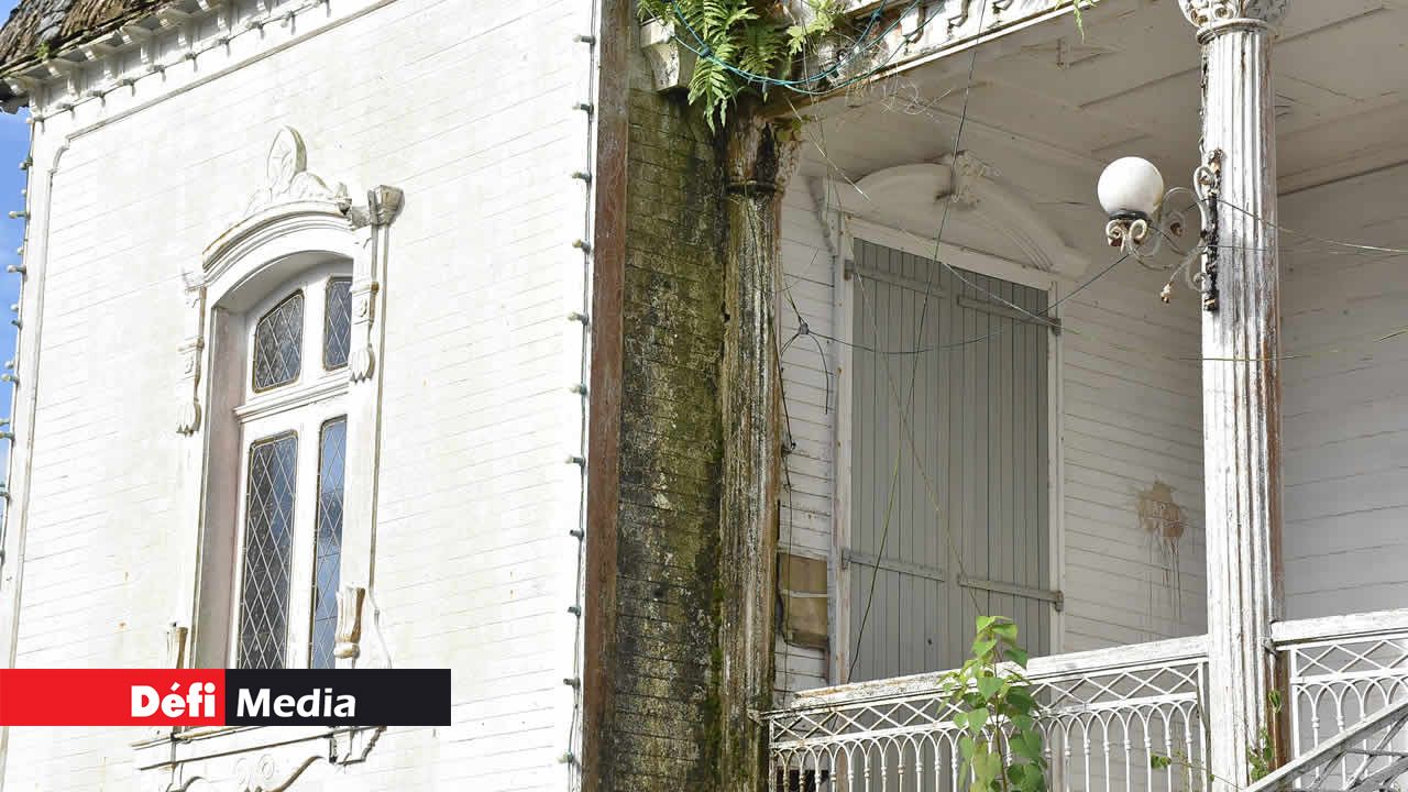 Plus de gouttière : les eaux de pluie coulent à même le bois. Hôtel de ville de Curepipe
