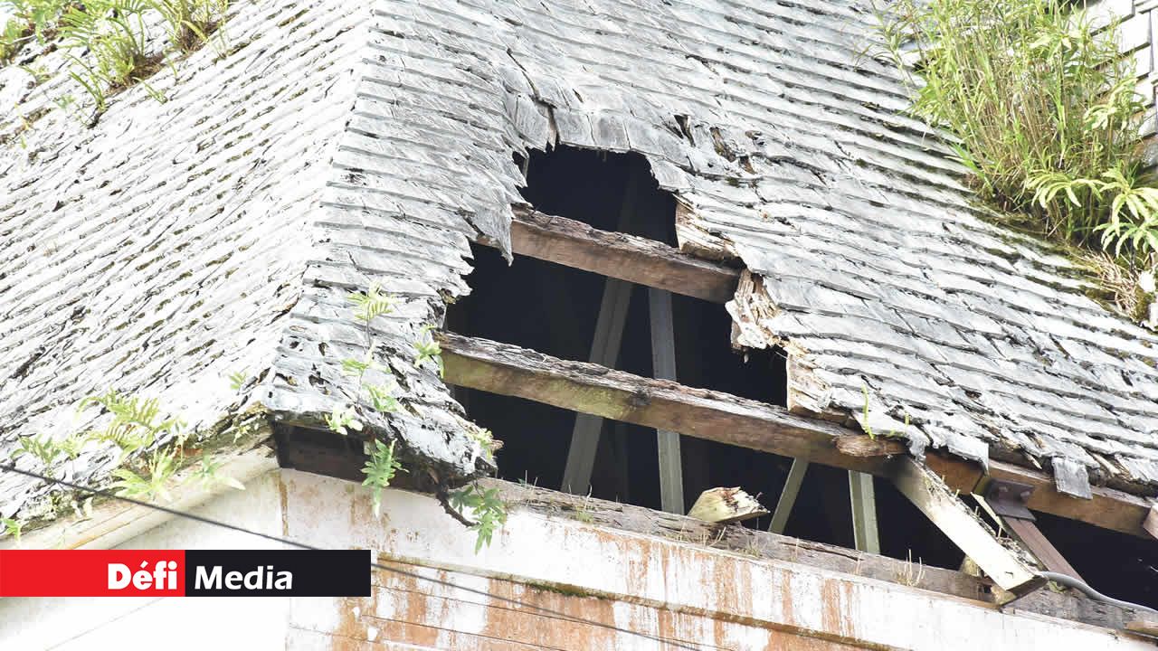 Des trous béants dans le toit. Hôtel de ville de Curepipe