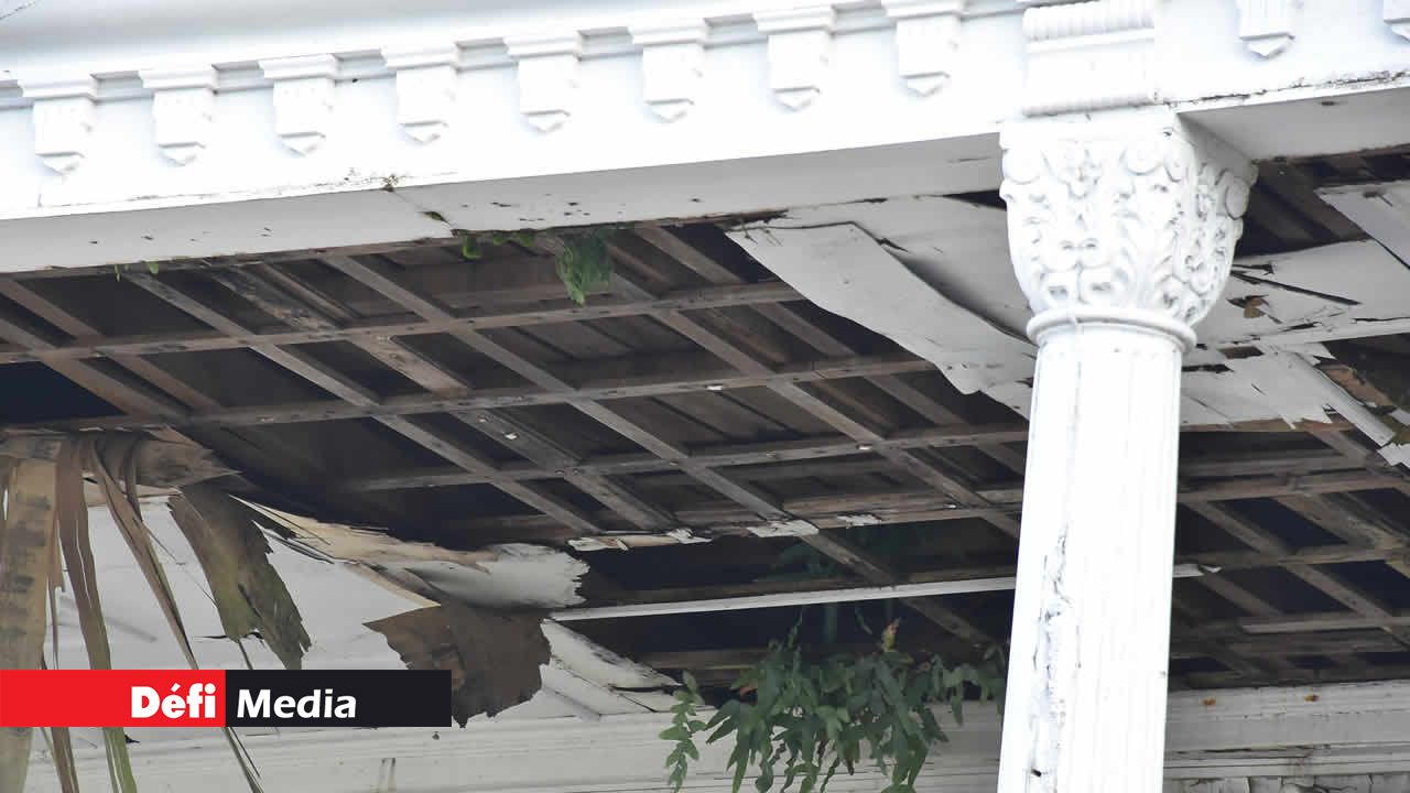 Le plafond tombe en ruines... Hôtel de ville de Curepipe