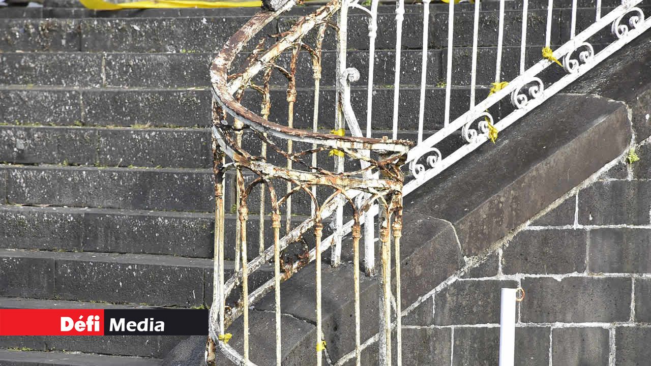 Les mains-courantes ont pris de la rouille... Hôtel de ville de Curepipe