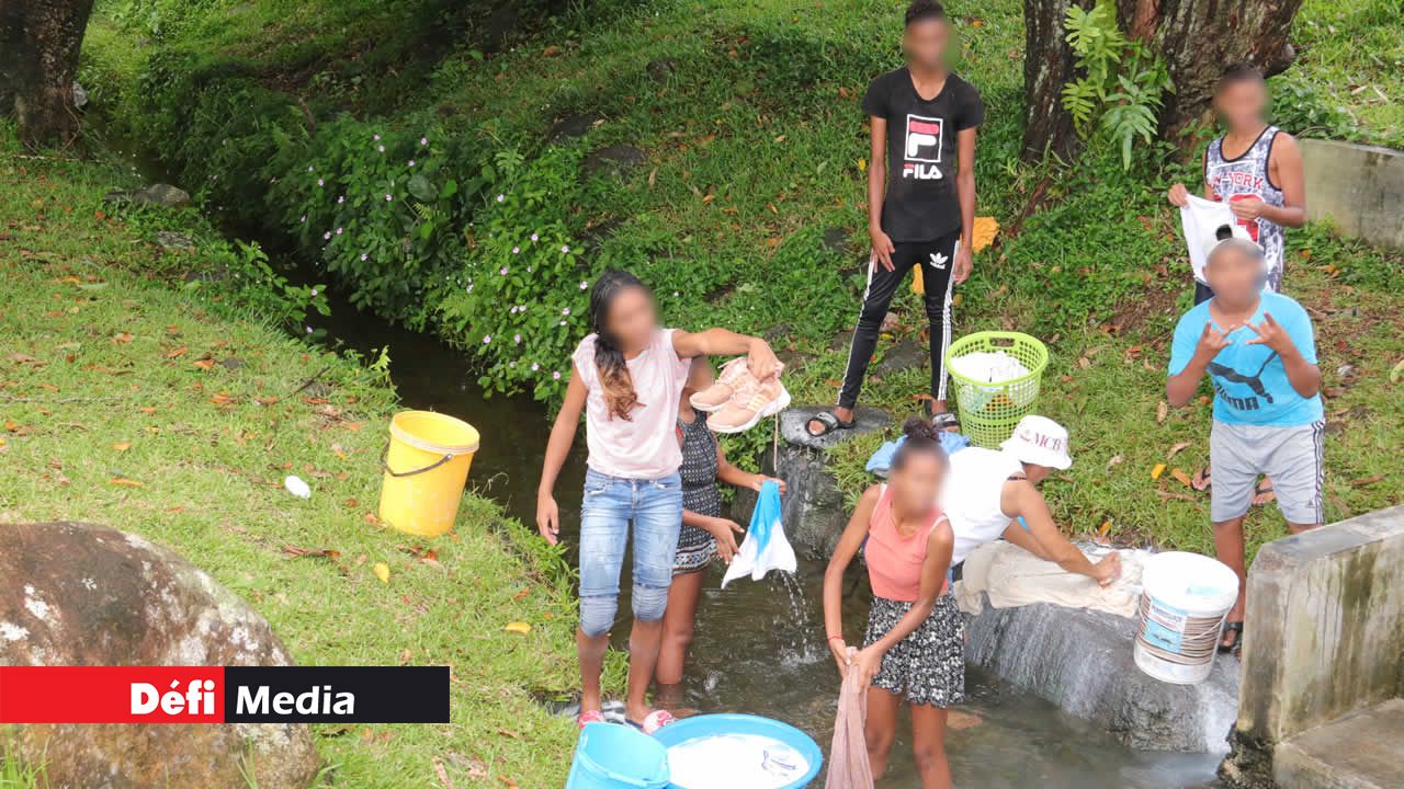 La famille Doorbejowah s’est rendue à la rivière pour la lessive. Robinets à sec