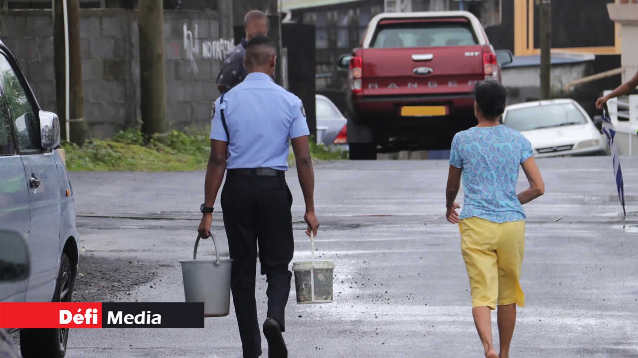 Des policiers ont aidé les habitants à remplir et à porter leurs seaux d’eau. Robinets à sec