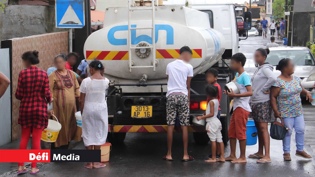 Les habitants de Résidence Atlee en file indienne pour remplir leurs récipients. Robinets à sec