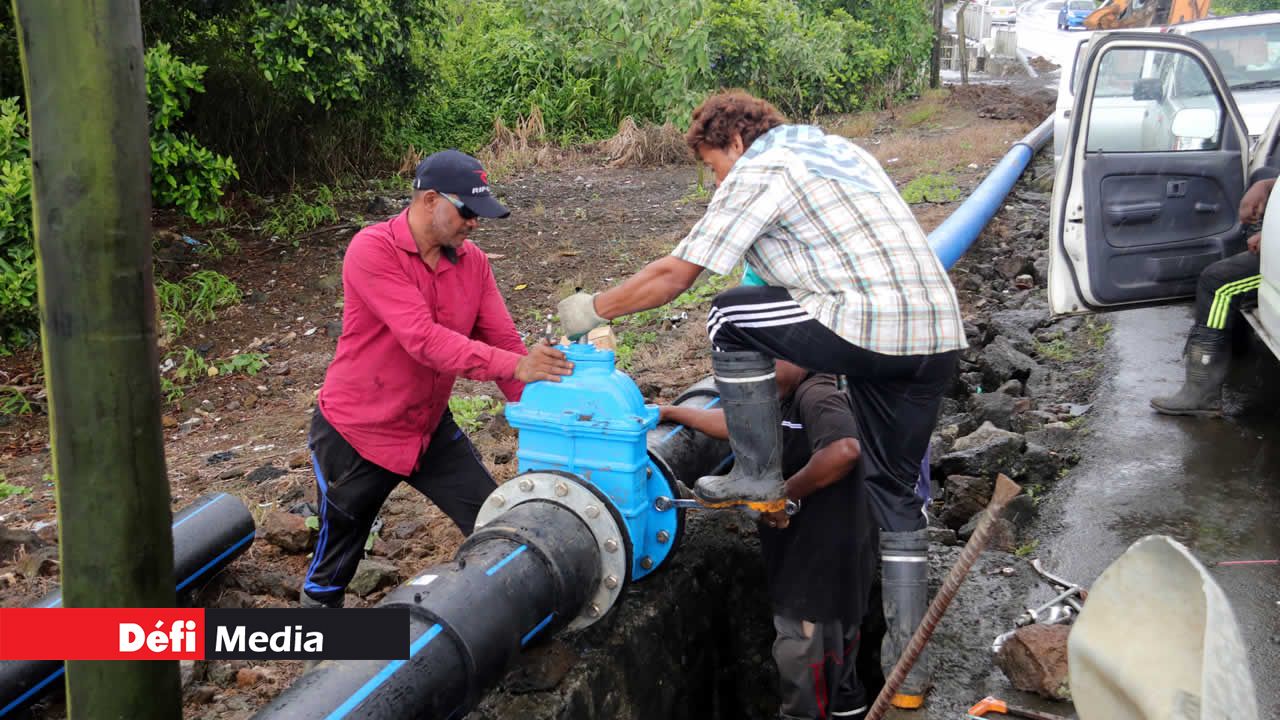 Les employés de la CWA s’adonnent à la réparation des tuyaux. Robinets à sec