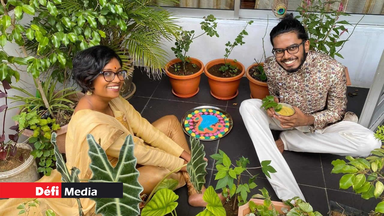 Krishna et sa soeur Priyanka ont fait le "Muggu" devant leur porte d'entrée.