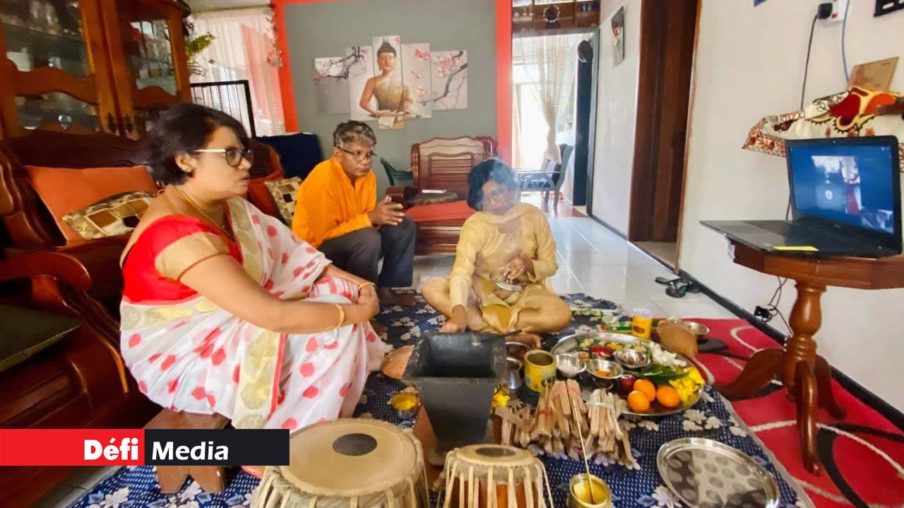 La famille était reunie grâce à Skype pour dire les prières.