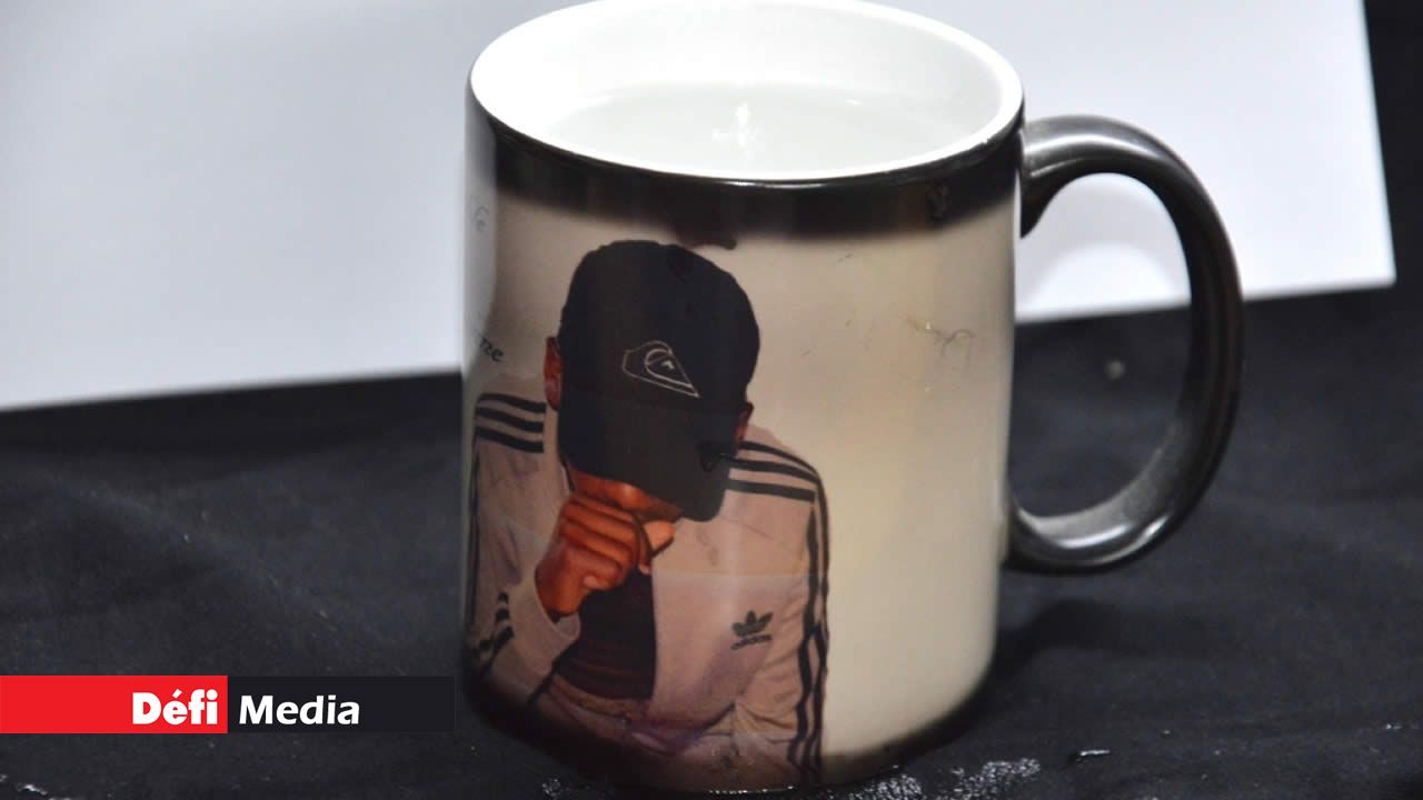 La tasse magique dont l’image apparaît avec de l’eau chaude. La tasse magique dont l’image apparaît avec de l’eau chaude.