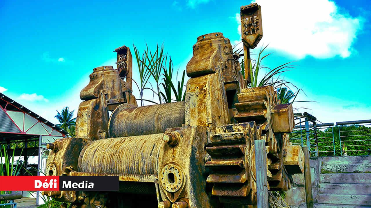 Un broyeur de cannes avec de grosses chaînes.