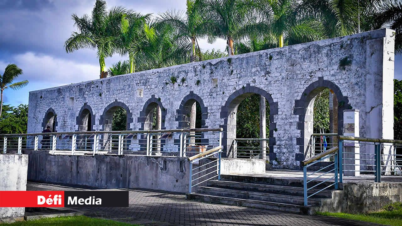 Des murs et structures en pierres taillées avec ses arcs datant de l’époque coloniale.