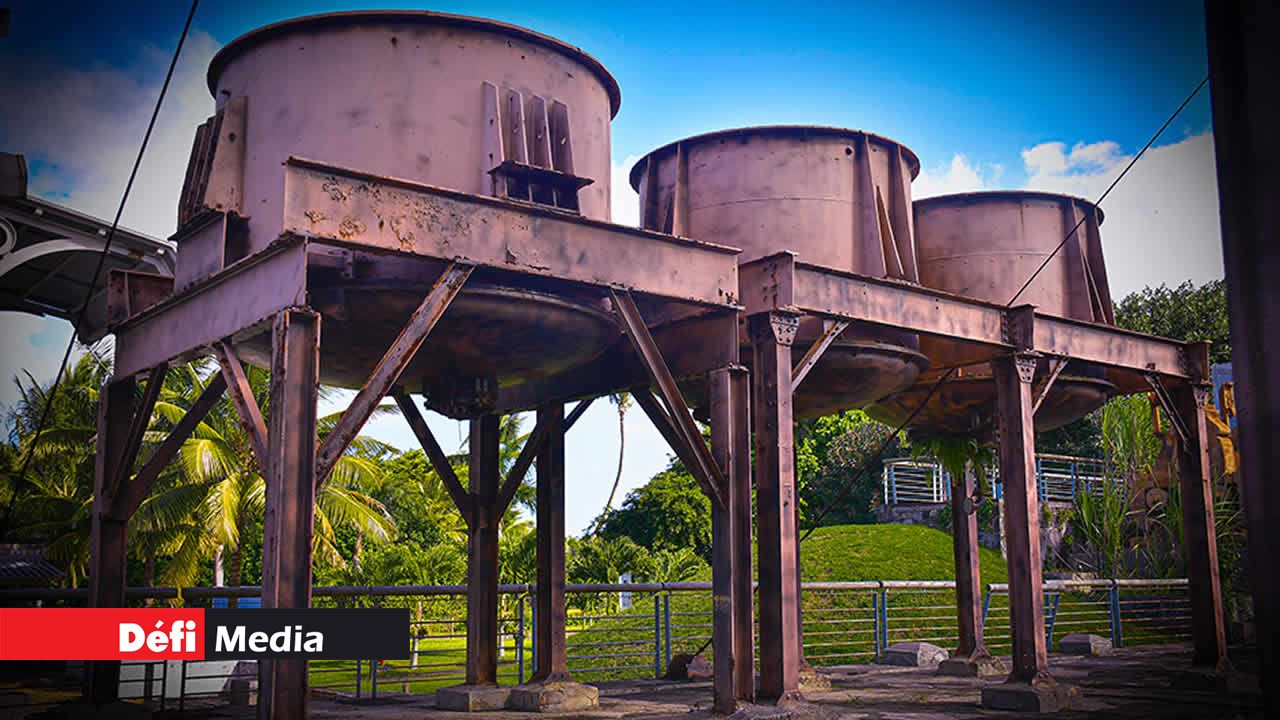 Au cœur de la Place du Moulin, des structures en métal se dressent fièrement pour vous faire découvrir chaque étape de la production sucrière. Ces cuves ont été des évaporateurs pour le sucre.