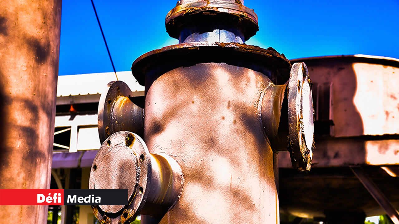 Ces structures en acier sont toujours visibles, à chaque entrecoupe, ces tuyaux sont démontés pièce par pièce pour le grand nettoyage avant la prochaine saison de récolte et de fabrication du sucre.