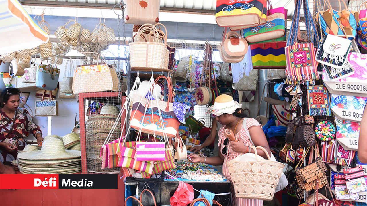 Les visiteurs mauriciens choisissent des souvenirs à offrir ou à s’offrir. Les chapeaux, les sacs, les tentes et les bijoux faits mains ne manquent pas.