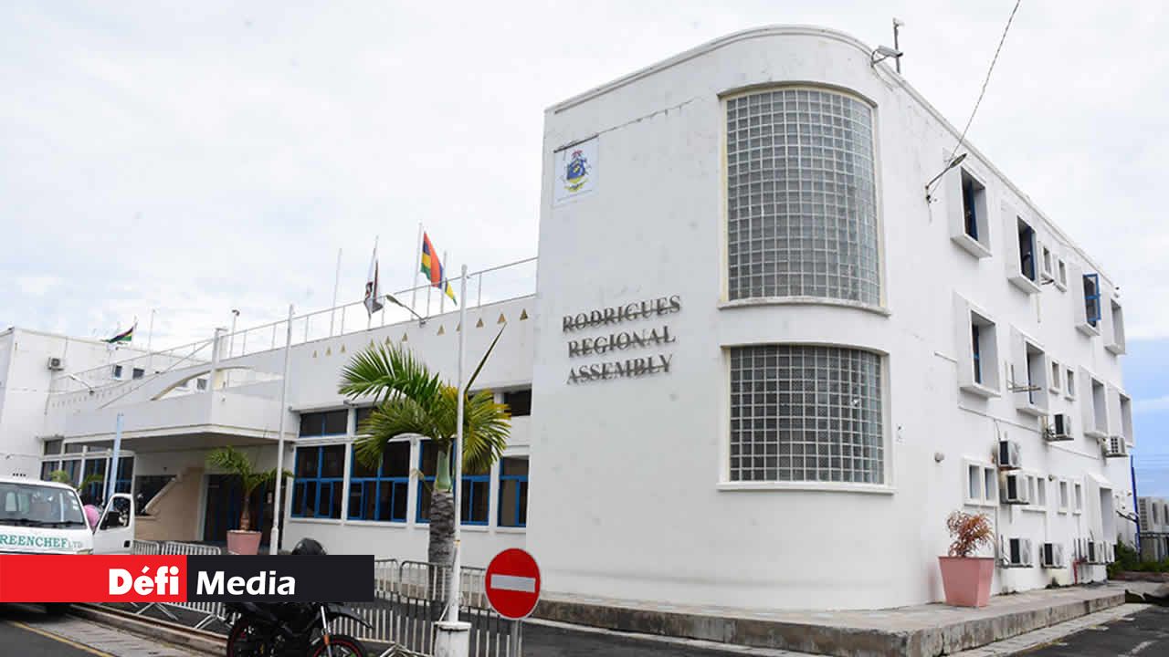 Port-Mathurin est considéré comme un centre d’activité essentiel tant pour l’économie que le tourisme. Il héberge aussi la Rodrigues Regional Assembly où des règlements sont initiés.