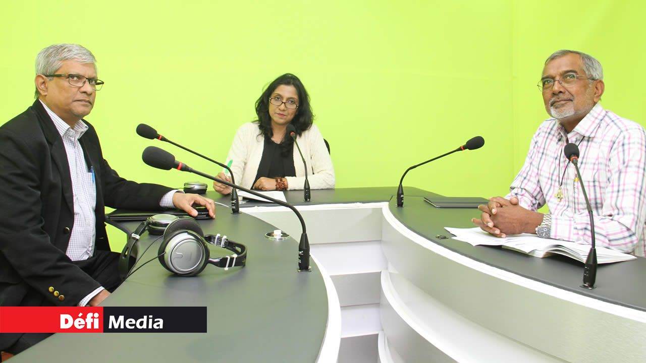 Le Père Jean-Maurice Labour sur le plateau de Jane Lutchmaya et Eshan Dinally.