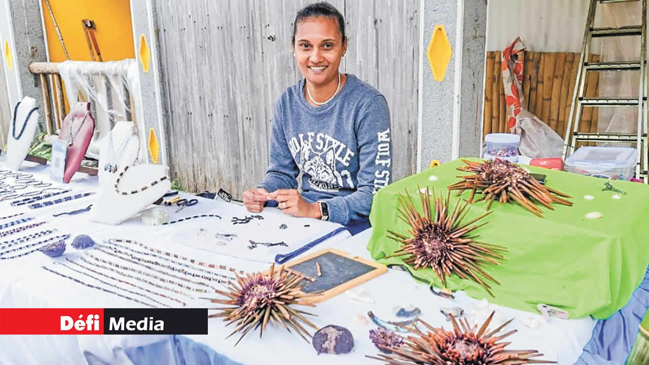 Colliers artisanaux faits avec les épines d’oursins morts.