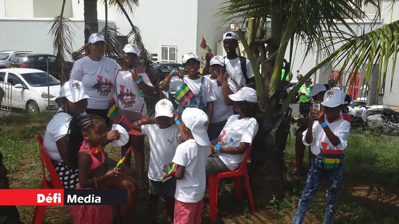 Denis Stellion, pyrographe et danseur, travaille avec les enfants de sa localité depuis 2015.