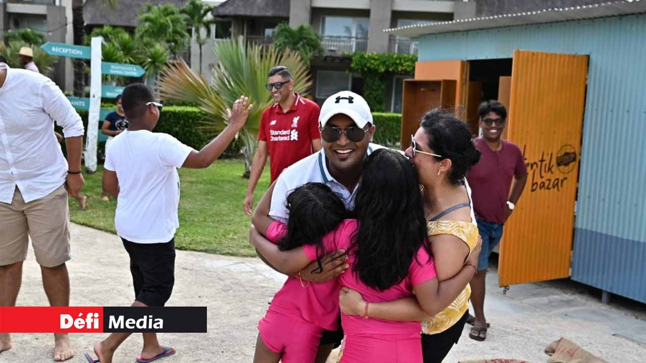 Turveen Beelur étreint sa famille après avoir remporté «saute dan goni», la catégorie adulte.