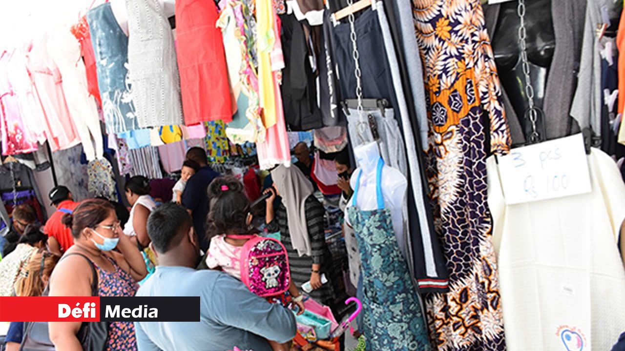 Les échoppes exposant les vêtements ne manquent pas dans la capitale.