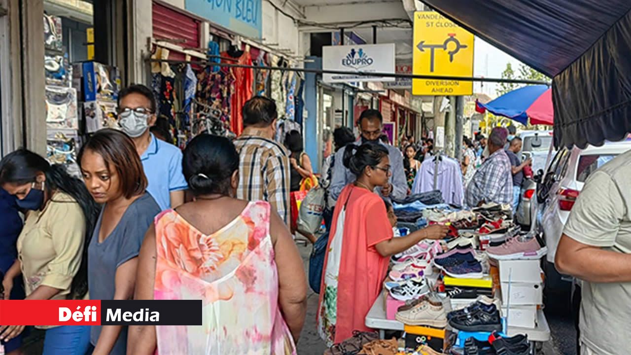 Les passants s’arrêtent pour jeter un coup d’œil aux chaussures exposées sur une table à Rose-Hill.
