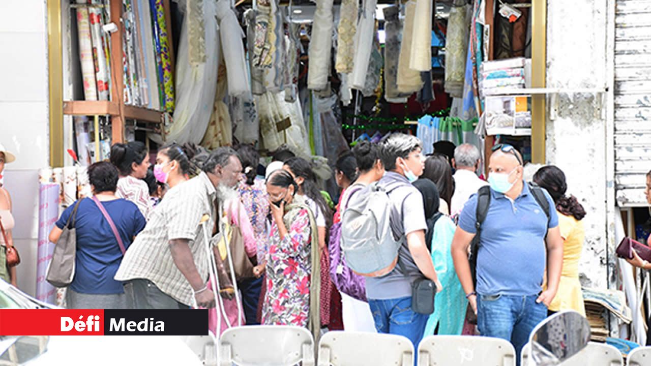 Pour les familles mauriciennes, c’est une tradition de renouveler les rideaux à l’approche du Nouvel an. Ce magasin en expose une variété.
