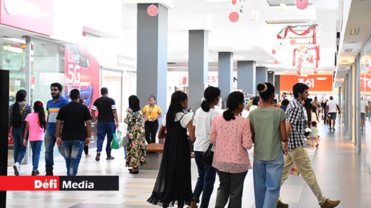 Les consommateurs ont pris d’assaut les magasins dans un centre commercial à Riche-Terre pour faire leurs achats.