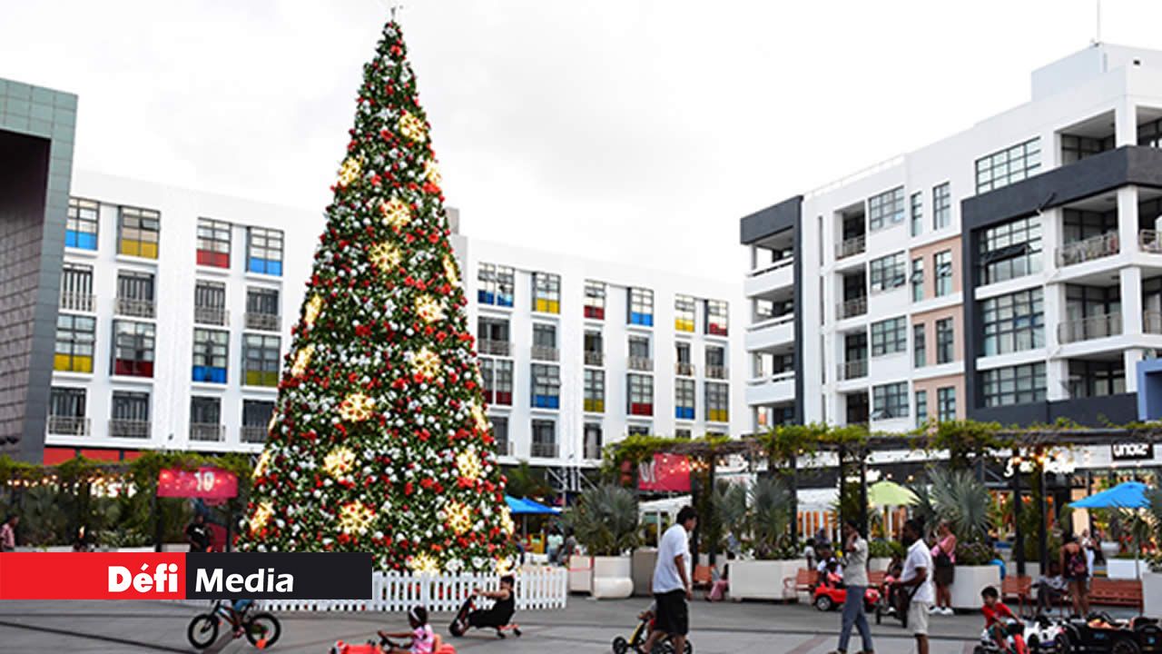 Le sapin géant et ses ornements insufflent un air festif à Grand-Baie La Croisette. Les enfants s’adonnent à cœur joie aux jeux.