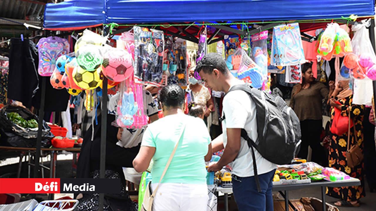 Les jouets à petits prix sont mis en avant dans les échoppes ou les foires à Port-Louis.