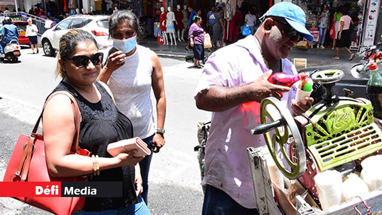 Une pause « glason rape » entre les emplettes atténue la sensation de soif et la chaleur en cette saison estivale. Sirop tamarin pour titiller les papilles, sirop rose pour plus de douceur ou sirop amande pour la sensation de fraîcheur, faites votre choix !