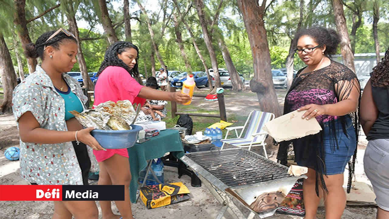 Rien de mieux qu’un bon poisson grillé. Mylène Le Coq-Bamboche et sa fille J-My Bamboche ainsi qu’Emilie Bellerose prises en photo alors qu’elles essaient d’allumer le charbon.