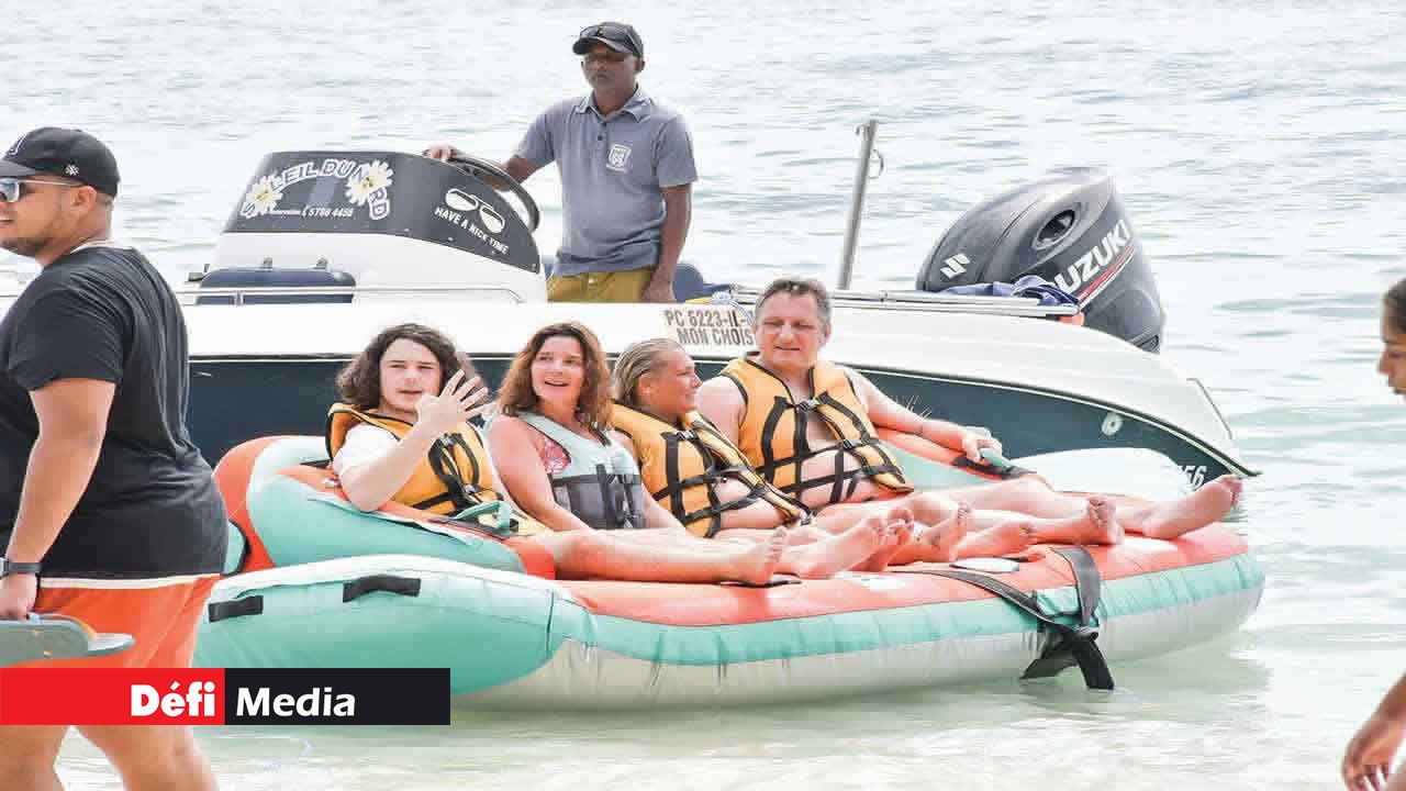 Des touristes profitent du beau soleil qui a régné à Mont-Choisy en pratiquant des activités aquatiques.