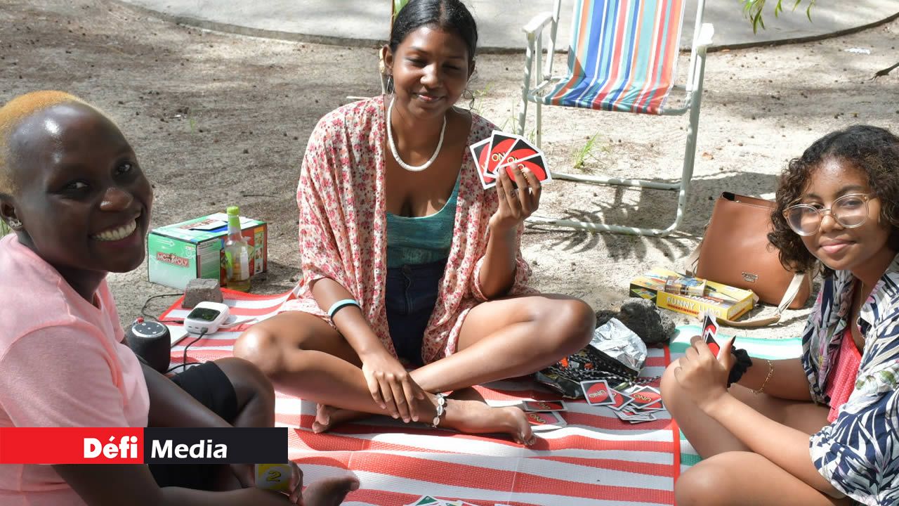 Uno, dos, tres… Patience Asindi qui vient d’Ouganda, ainsi que Sophie Aza et Mae-Lee Bamboche se sont beaucoup amusées en jouant aux cartes.