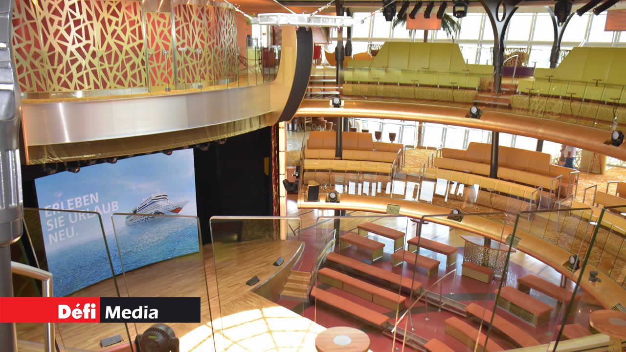 Le podium où se jouent régulièrement des spectacles. L’AIDA Blu