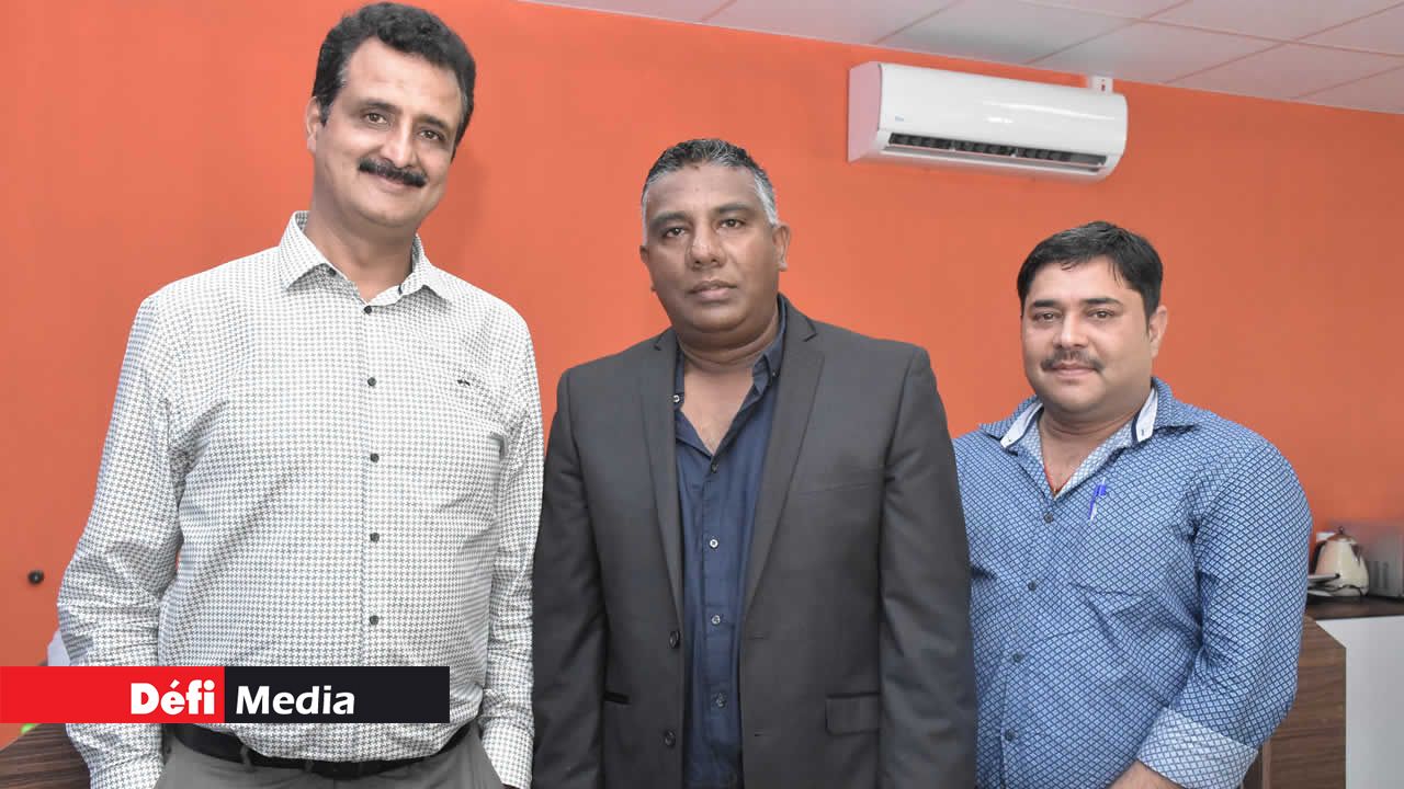 Vishal Sahi et Amit Varma, directeur de la station service Indian Oil de Sorèze à Pailles, encadrant le gérant de celle d’Indian Oil de Solitude, Mohamed Riaz Nurmahomed. Indian Oil (Mauritius) Ltd