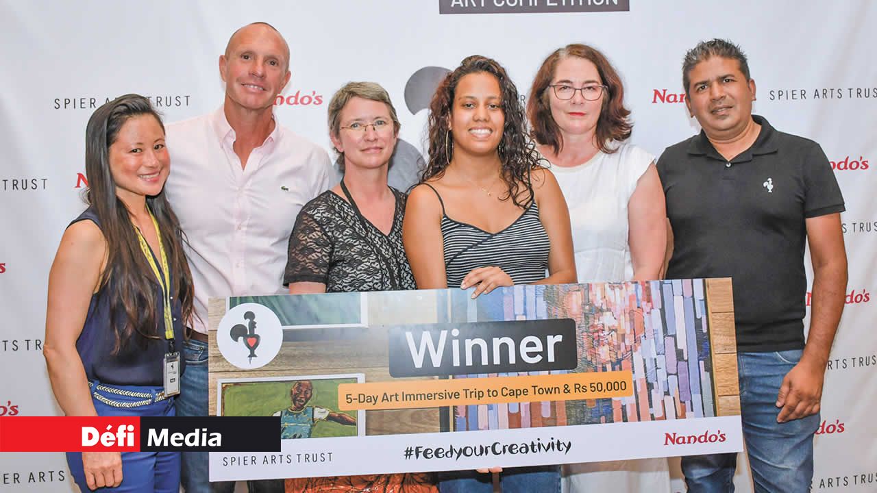 Kelly Wong, Head of Marketing Nando’s ; Mark Elsbury, Director Nando’s ; Mirna Wessels, CEO du Spier Arts Trust ; Laeticia Hugues Grégoire, gagnante de la Nando’s Art Competition ;Tamlin Blake, Chief Curator du Spier Arts Trust ; et Nishal Basdeo, General Manager Nando’s.