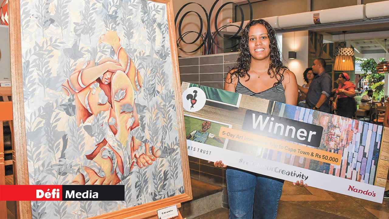 La gagnante, Laeticia Hugues Grégoire, avec son tableau intitulé « Girl Sitting Curled Up Covered with Leaves ».