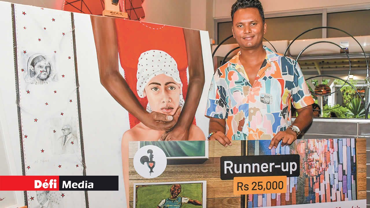 Ashvin Dookhorun, 1er dauphin, avec son tableau intitulé « Two Figures: One Wearing a Red Dress, One with a Headscarf ».