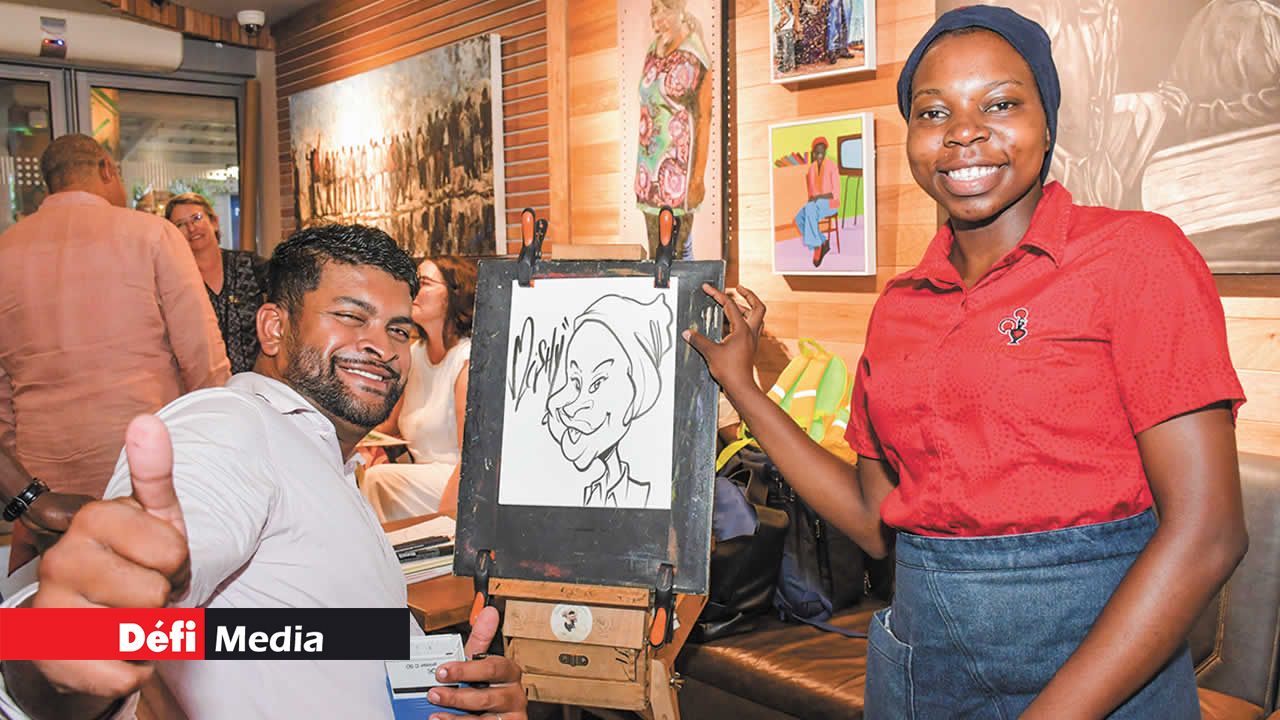 Le caricaturiste Goribe Warren partageant sa passion et sa bonne humeur lors de cet événement.