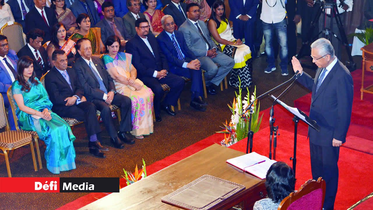 Pravind Jugnauth prêtant serment comme Premier ministre.