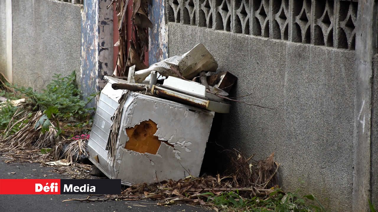 À Terrasson, Pointe-aux-Sables, en bordure de route, la carcasse d’une machine à laver et d’autres objets inutilisés