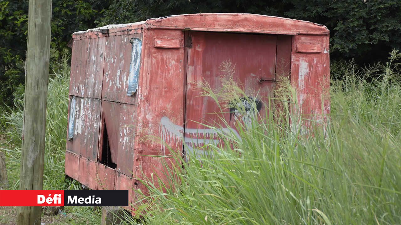 Près de la NHDC de La Tour Koenig, une caravane transformée en fast-food mobile a été laissée à l’abandon sur un terrain en friche.