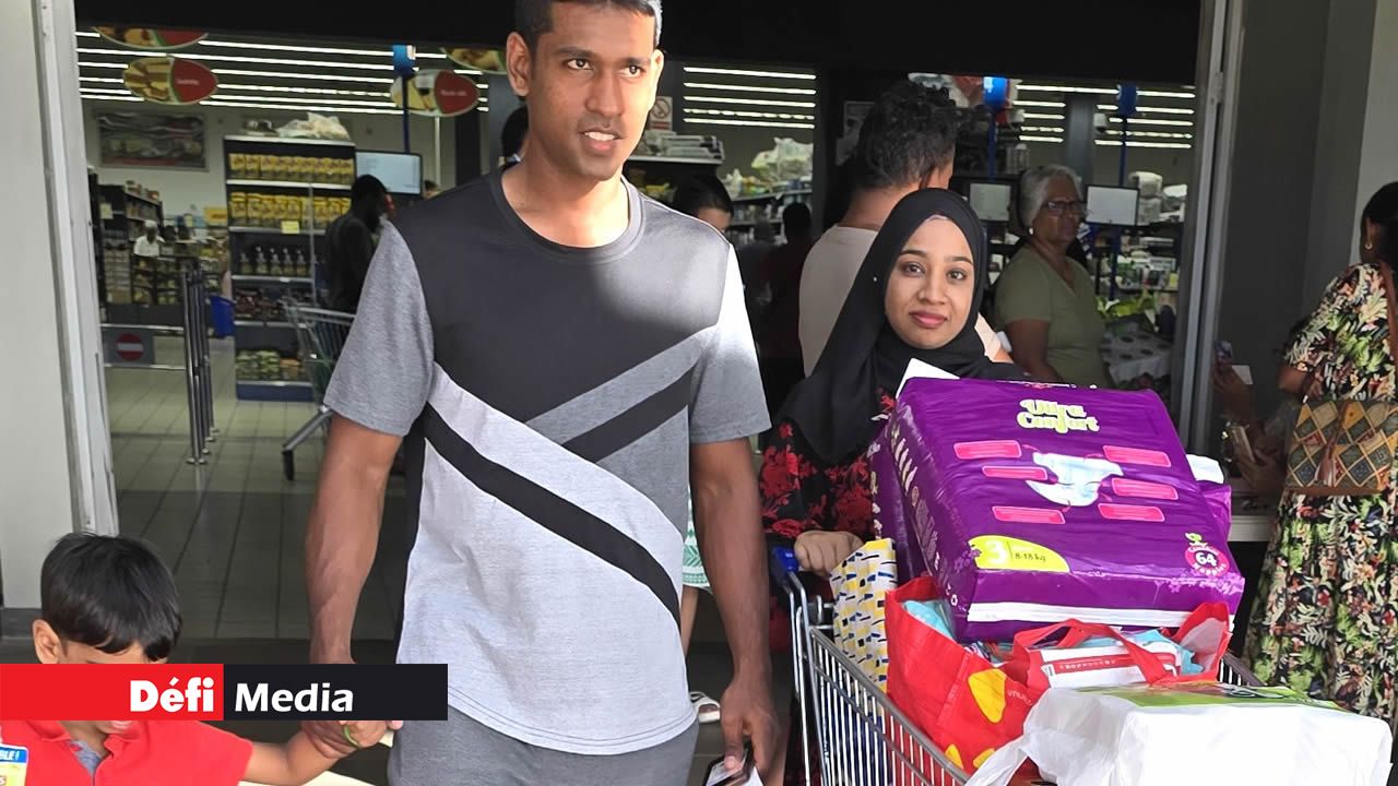 La famille Gomally Mohabuth, de Triolet, s’est approvisionnée avant le mois sacré, profitant de l’occasion pour se préparer aux intempéries.
