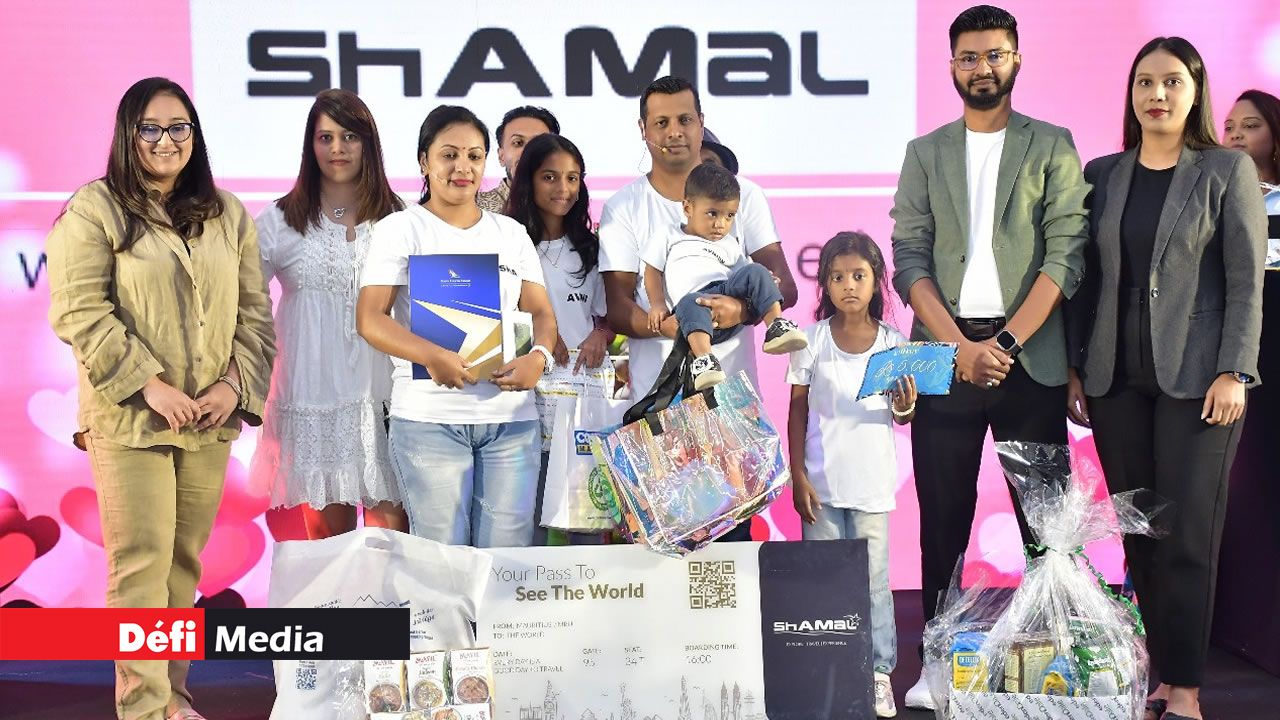 De gauche à droite : Shazia Tincowree (Manager, Shamal Travels Ltd), Samiirah Bulaty (GSA Manager, South African Airways – Maurice et Îles de l’océan Indien), la famille Bholah, Monisha et Abedeen de Shamal Travels.