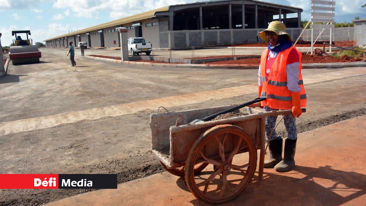 Des travailleurs à l’œuvre sur le site de Jin Fei Smart City. Jin Fei Smart City