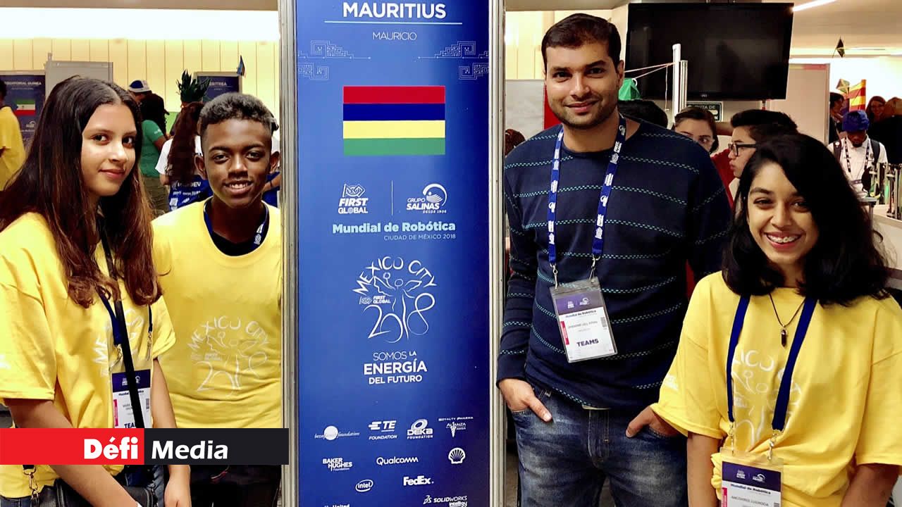 Les trois collégiens et leur accompagnateur  Krishna Athal.