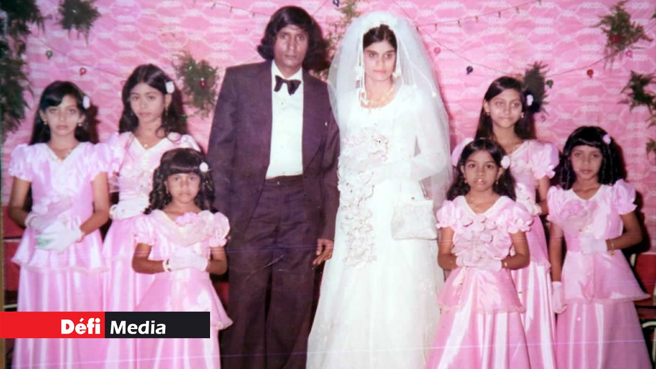 Ayoub et Fatmah, encadrés de leurs filles d'honneur le jour de leurs noces en juillet 1977.